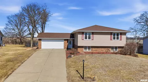 7527 W Sagewood Dr, Peoria, IL 61604