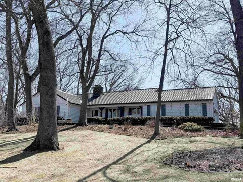 229 E Far Hills Dr, East Peoria, IL 61611