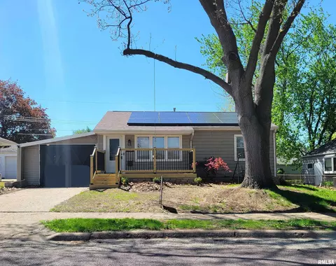 1102 Coolidge Ave, Pekin, IL 61554