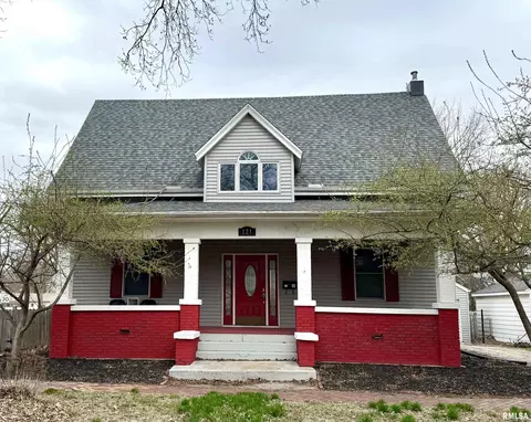 121 E Court St, Farmington, IL 61531