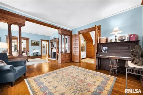 Entry Way - 1007 E Jefferson St, Bloomington, IL 61701 photo 4 of 13