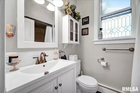 Bath - 1007 E Jefferson St, Bloomington, IL 61701 photo 2 of 10