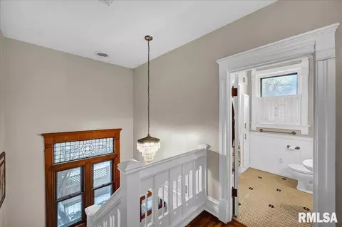 Entry Way - 1007 E Jefferson St, Bloomington, IL 61701 photo 10 of 13