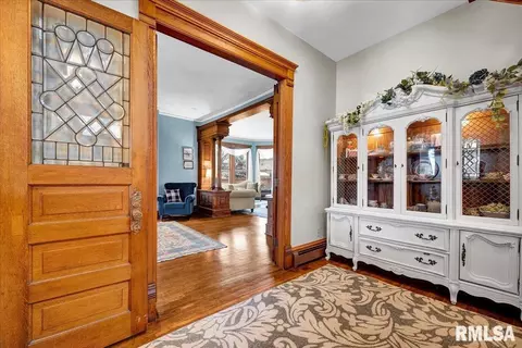 Entry Way - 1007 E Jefferson St, Bloomington, IL 61701 photo 2 of 13