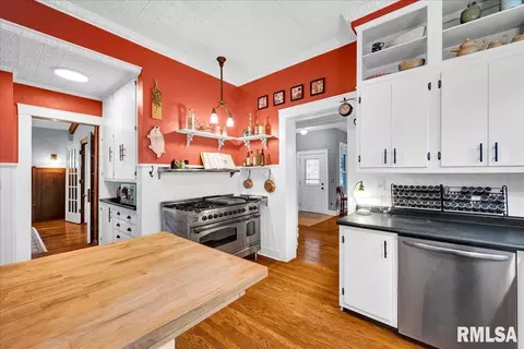 Kitchen - 1007 E Jefferson St, Bloomington, IL 61701 photo 4 of 6