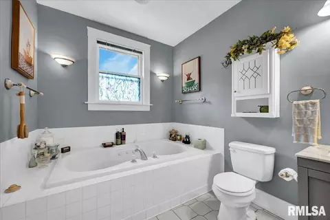 Bath - 1007 E Jefferson St, Bloomington, IL 61701 photo 4 of 10