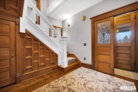 Entry Way - 1007 E Jefferson St, Bloomington, IL 61701 photo 3 of 13
