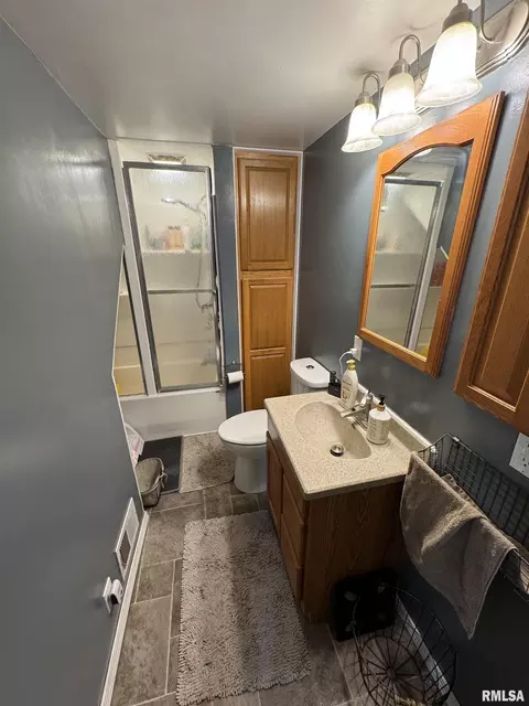Bath - 17250 E Il Hwy 9, Canton, IL 61520 photo 1 of 1