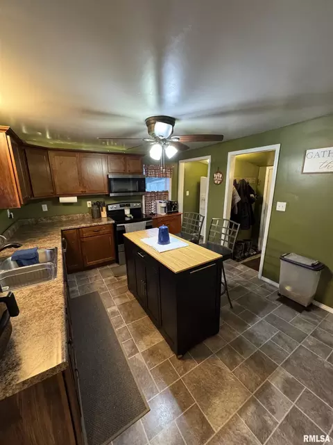 Kitchen - 17250 E Il Hwy 9, Canton, IL 61520 photo 1 of 3