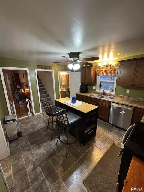 Kitchen - 17250 E Il Hwy 9, Canton, IL 61520 photo 2 of 3