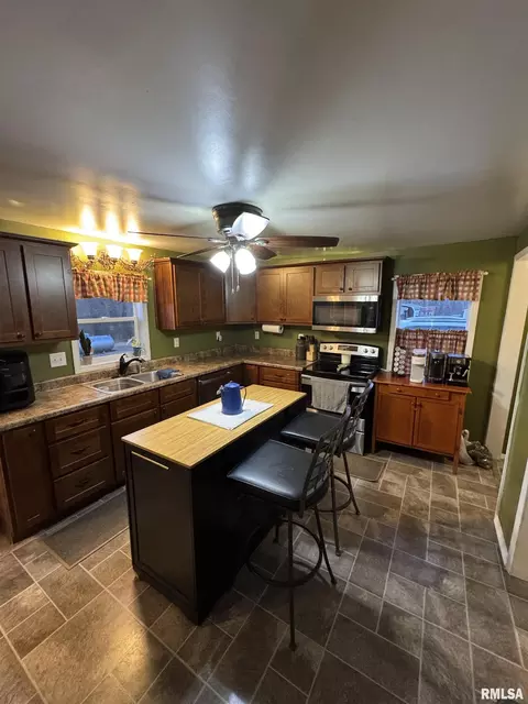 Kitchen - 17250 E Il Hwy 9, Canton, IL 61520 photo 3 of 3