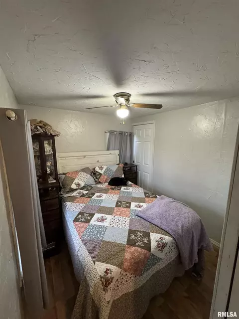 Bedroom - 17250 E Il Hwy 9, Canton, IL 61520 photo 1 of 1