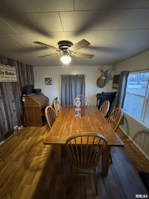 Dining - 17250 E Il Hwy 9, Canton, IL 61520 photo 3 of 4