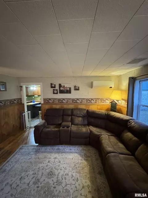 Living - 17250 E Il Hwy 9, Canton, IL 61520 photo 1 of 3