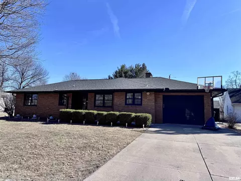 621 Lawndale Dr, Macomb, IL 61455