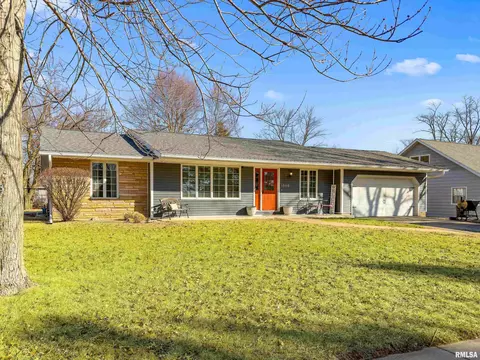 1506 Kern Rd, Washington, IL 61571