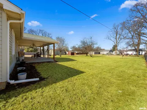 Exterior - 1227 E Locust St, Canton, IL 61520 photo 3 of 5