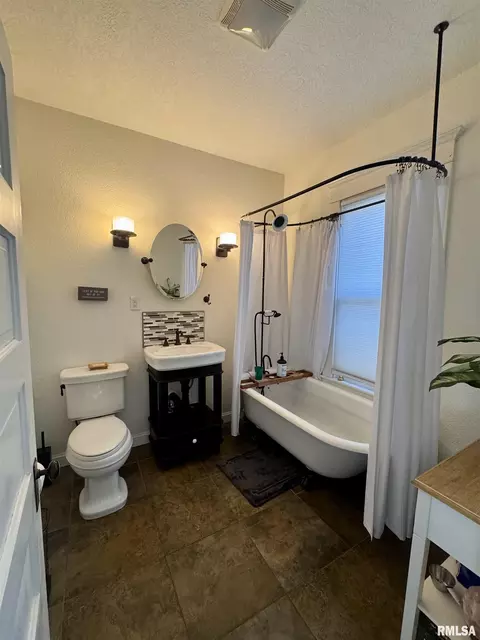 Bath - 648 S Randolph St, Macomb, IL 61455 photo 2 of 4