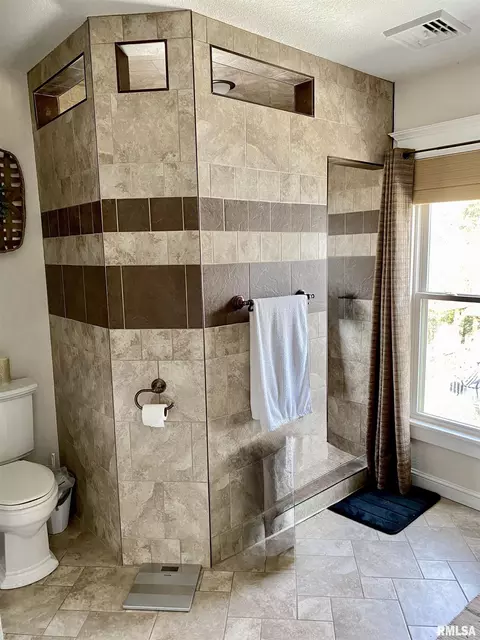 Bath - 648 S Randolph St, Macomb, IL 61455 photo 3 of 4