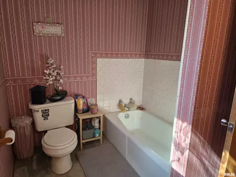 Bath - 1410 E Locust St, Canton, IL 61520 photo 2 of 7