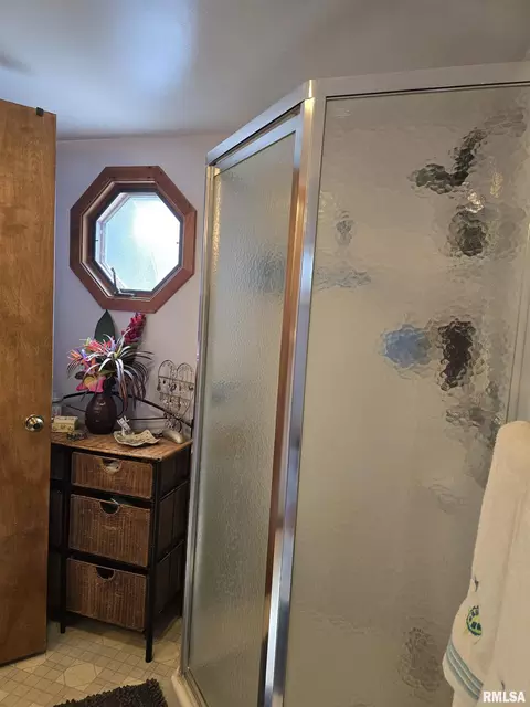 Bath - 1410 E Locust St, Canton, IL 61520 photo 7 of 7