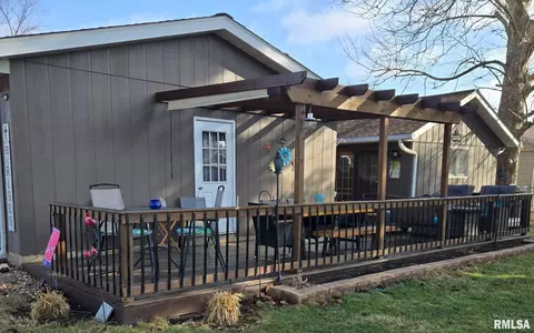 Exterior - 1410 E Locust St, Canton, IL 61520 photo 3 of 10