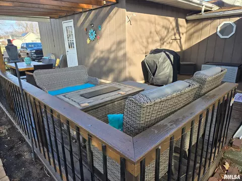 Exterior - 1410 E Locust St, Canton, IL 61520 photo 5 of 10