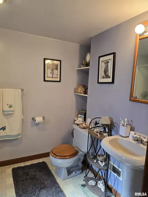 Bath - 1410 E Locust St, Canton, IL 61520 photo 5 of 7