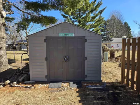 Exterior - 1410 E Locust St, Canton, IL 61520 photo 7 of 10