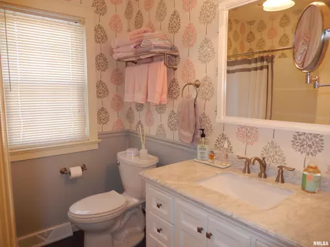 Bath - 1418 Joseph St, Macomb, IL 61455 photo 4 of 9