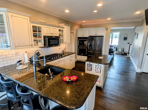 Kitchen - 703 Mayfair Ct, Germantown Hills, IL 61548 photo 4 of 6