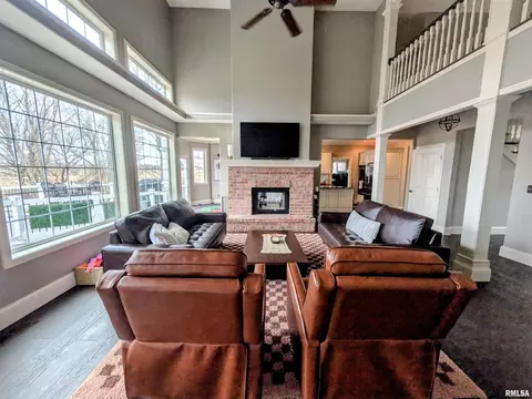 Living - 703 Mayfair Ct, Germantown Hills, IL 61548 photo 2 of 3