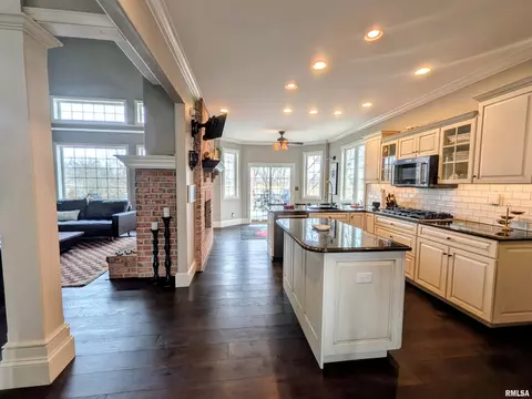 Kitchen - 703 Mayfair Ct, Germantown Hills, IL 61548 photo 5 of 6