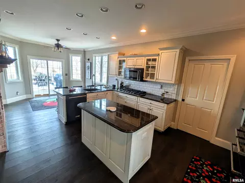 Kitchen - 703 Mayfair Ct, Germantown Hills, IL 61548 photo 2 of 6