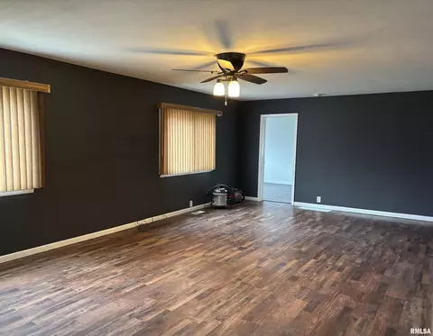 Living - 302 E Murray St, Macomb, IL 61455 photo 3 of 4