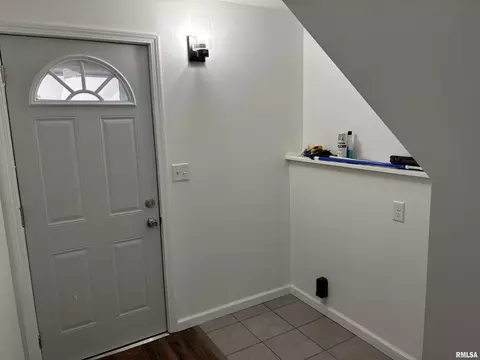 Entry Way - 302 E Murray St, Macomb, IL 61455 photo 2 of 2