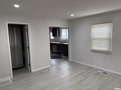 Living - 302 E Murray St, Macomb, IL 61455 photo 2 of 4