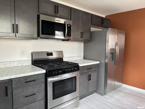 Kitchen - 302 E Murray St, Macomb, IL 61455 photo 2 of 2