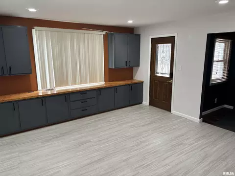 Living - 302 E Murray St, Macomb, IL 61455 photo 1 of 4