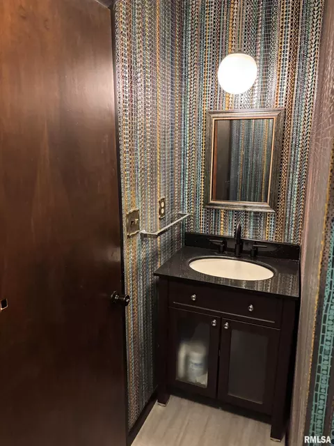 Bath - 302 E Murray St, Macomb, IL 61455 photo 3 of 4