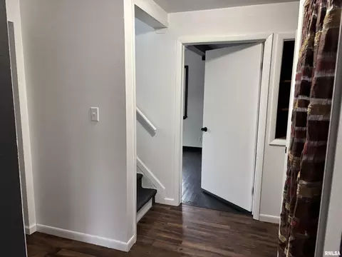 Entry Way - 302 E Murray St, Macomb, IL 61455 photo 1 of 2