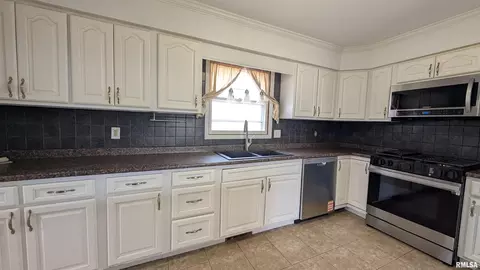 Kitchen - 1267 E Locust St, Canton, IL 61520 photo 3 of 5