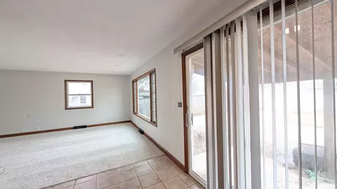 Living - 1267 E Locust St, Canton, IL 61520 photo 10 of 13