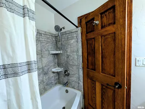 Bath - 1267 E Locust St, Canton, IL 61520 photo 3 of 4