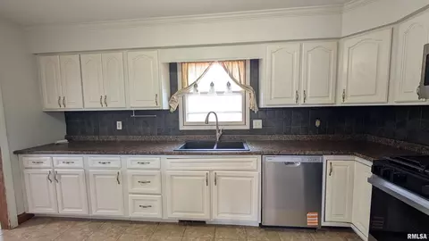 Kitchen - 1267 E Locust St, Canton, IL 61520 photo 4 of 5