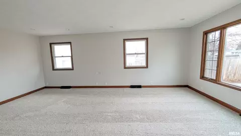 Living - 1267 E Locust St, Canton, IL 61520 photo 11 of 13