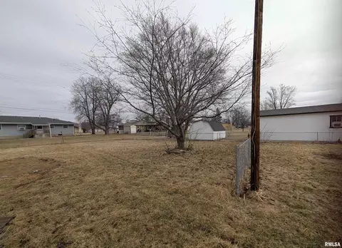 Exterior - 1267 E Locust St, Canton, IL 61520 photo 6 of 9