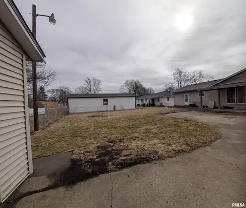 Exterior - 1267 E Locust St, Canton, IL 61520 photo 8 of 9