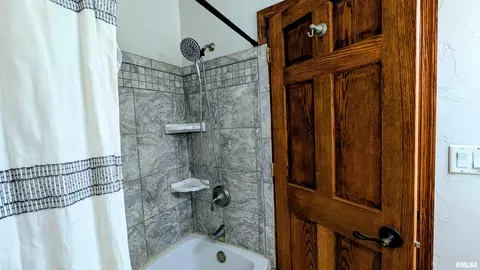 Bath - 1267 E Locust St, Canton, IL 61520 photo 2 of 4