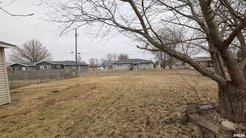 Exterior - 1267 E Locust St, Canton, IL 61520 photo 4 of 9